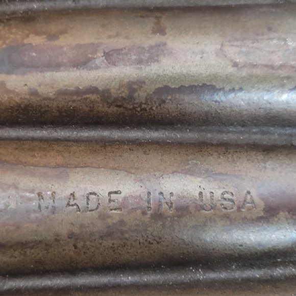 Vintage Cast Iron Cornbread Pan Made in USA Makes 7 Corn Shaped Loaves Metal - Picture 8 of 9